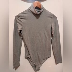 Uniqlo Gray Turtleneck Sweater Fitted Knit